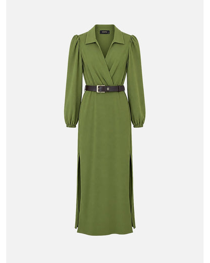 Vestido comprido com rachas laterais e cinto