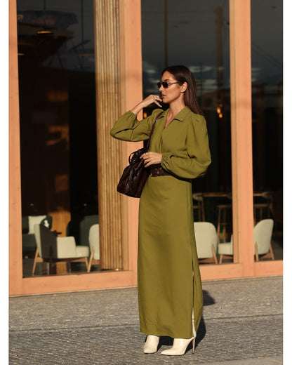 Vestido comprido com rachas laterais e cinto