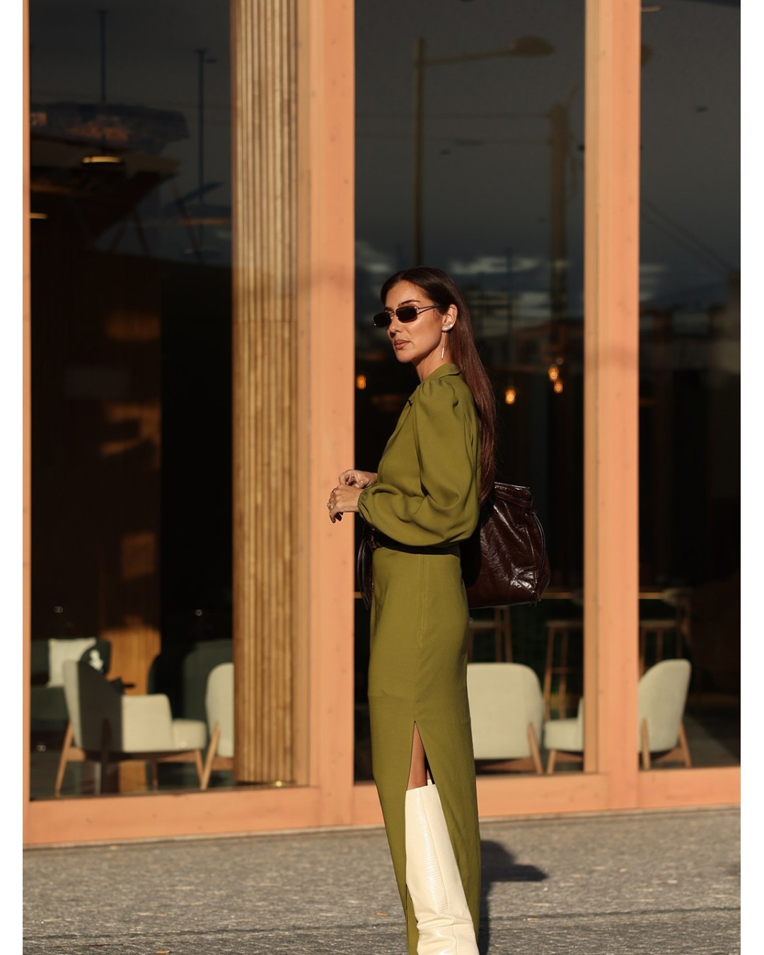 Vestido comprido com rachas laterais e cinto