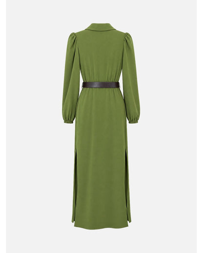 Vestido comprido com rachas laterais e cinto