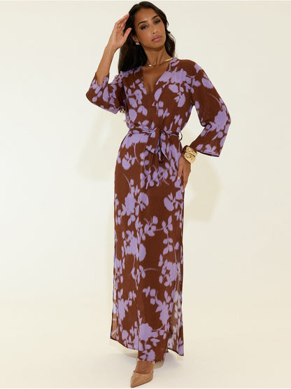 Vestido comprido estampado com cinto e decote V