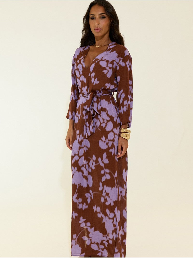 Vestido comprido estampado com cinto e decote V