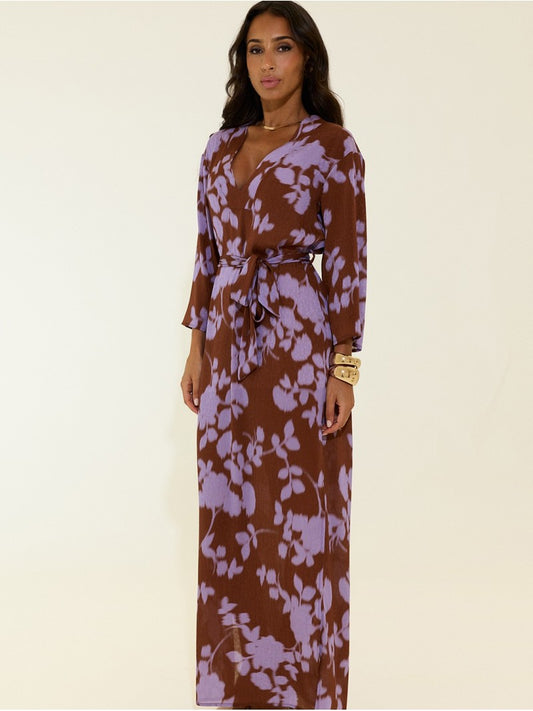 Vestido comprido estampado com cinto e decote V