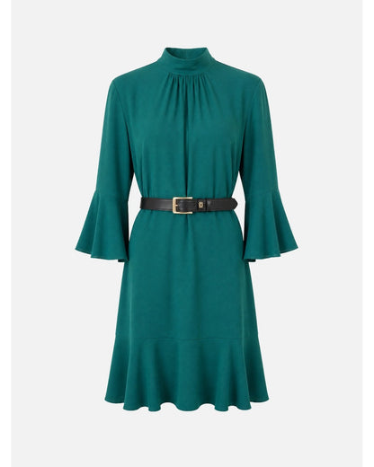 Vestido curto com acabamento em folho e cinto