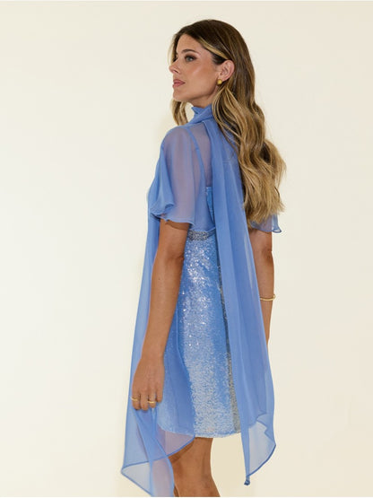 Vestido curto com lantejoulas e lenço