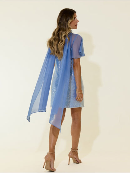 Vestido curto com lantejoulas e lenço