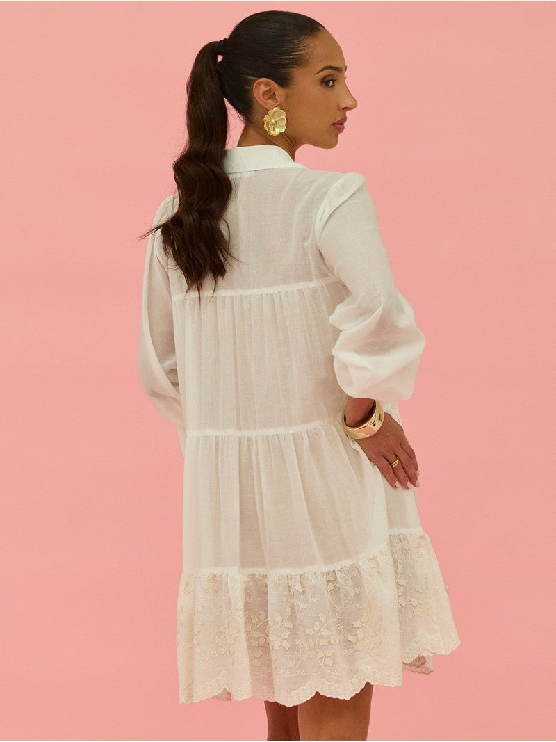Vestido curto com pormenor bordado