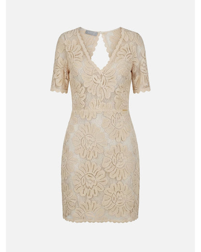 Vestido curto em renda